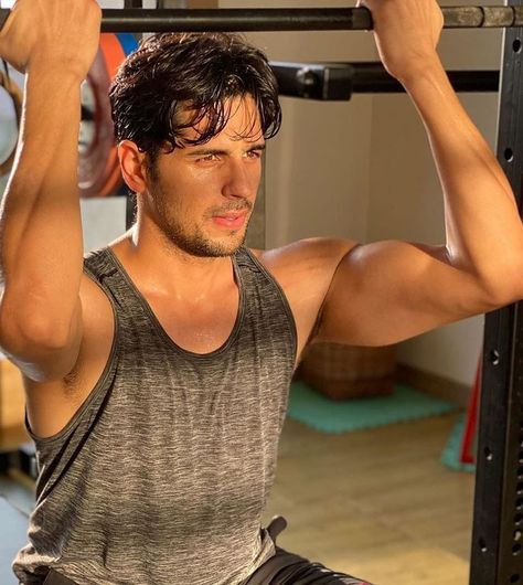 Handsome Indian Men, Husband Appreciation, Sidharth Malhotra, Hey Handsome, Perfect Boyfriend, Sweat It Out, Shah Rukh Khan, Better Half, Cute Actors