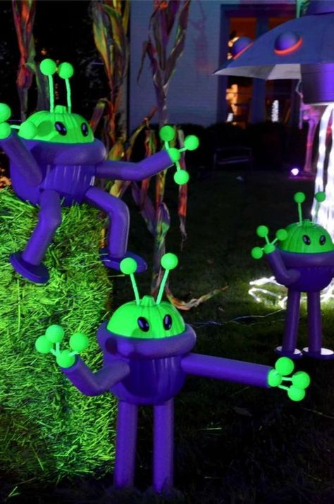 Alien Halloween Decorations Outdoor, Alien Halloween Yard Decorations, Alien Yard Decorations, Alien Halloween Decorations, Diy Alien, Diy Outdoor Halloween Decorations, Pallet Halloween, Scary Halloween Decorations Outdoor, Halloween Camping