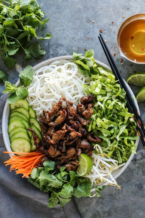 Salad With Pork, Vietnamese Noodle Salad, Recipe Pork, Vietnamese Noodles, Noodle Salad Recipes, Lean Pork, Baked Pork Chops, Noodle Salad, Grilled Pork