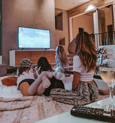 Girls sleepover/ Movie night Adult Slumber Party, Movie Night Photography, Girls Night Movies, Pijama Party, Girl Sleepover, Pj Party, Chapter 55, Fun Sleepover Ideas, Girl Movies