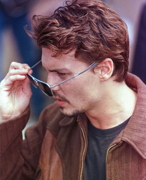 Johnny Depp Short Hair, Johnny Depp Haircut, Vanessa Paradis Johnny Depp, Kaptan Jack Sparrow, Johnny Depp Pictures, Fear And Loathing, Complete Sentences, Cannes France, Short Hair Haircuts