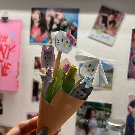 Sanrio Paper Bouquet, Things For My Boyfriend, Sanrio Paper, Sanrio Crafts, Hello Kitty Icons, Gifts For Gf, Paper Bouquet, Pinterest Diy Crafts, Flower Bucket