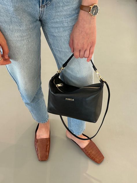 Furla bag, outfit details, aesthetic look, effortless chic, trendy bag 2023 Furla Bag Outfit, Outfit Details Aesthetic, Furla Bag, Details Aesthetic, Mini Outfit, Furla Bags, Bag Outfit, 2024 Style, Fits Inspo