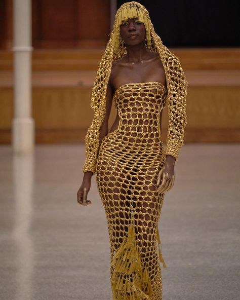 @ariannezager at #NYFW by @risenyfw #fashion #runway @voguerunway Extreme Silhouette Fashion, Extravagant Runway Fashion, Avant Garde Fashion Runway, Black Women Runway, High Fashion Crochet Runway, Jpg Runway, Weird Fashion Runway, Runway Fashion Couture Inspiration, Avant Garde Runway