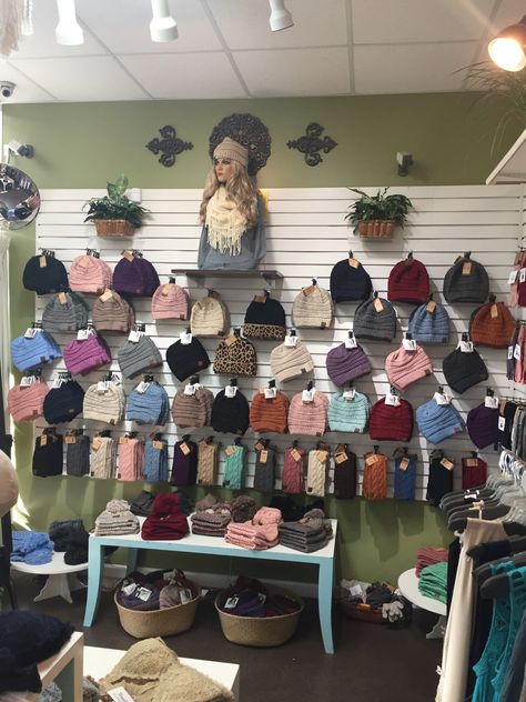 Hat Shop Display, Beanie Display, Hat Vendor Booth Display Ideas, Craft Stall Display Ideas, Craft Stall Display, Crochet Craft Fair, Stall Display, Craft Fair Booth Display, Vendor Displays