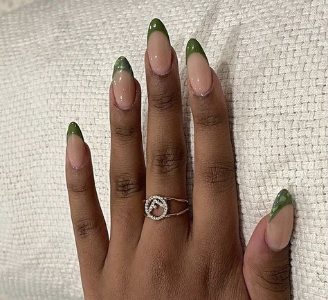 Emerald Green Oval Nails, Sage Green Nails Black Women, Short Acrylic Nails Earth Tones, Green Square Nails Acrylic, Nature Green Nails, Short Xmas Nails Green, Basic Nails Green, Simple Green Acrylic Nails, Almond Nails Green Design