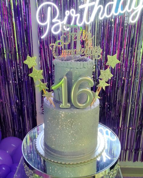 Torta morada de euphoria con glitter plateado comestible de 16 años.
Sweet sixteen Euphoria Cake, Party 2023, Glitter Party, Chelsea, Pastel, Glitter, Cake, Chelsea Fc