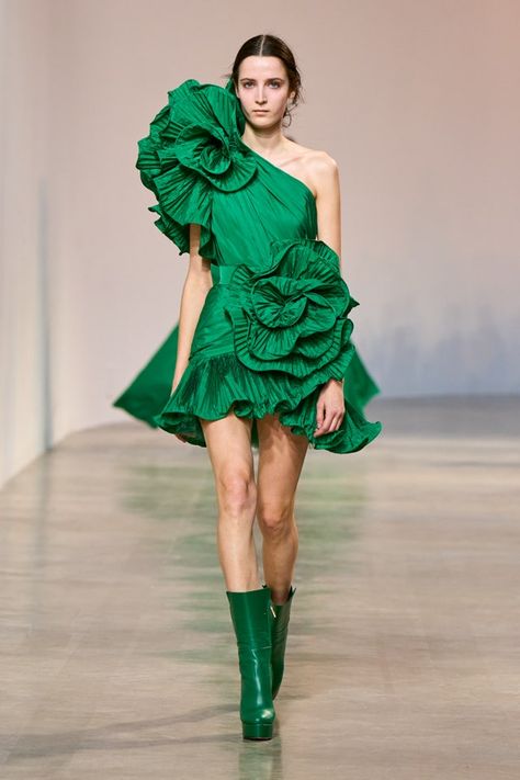 Elie Saab Fall 2022 Ready-to-Wear Collection | Vogue Elie Saab Fall 2022, Green Outfits, Elie Saab Fall, Moda Paris, Fall 2022, Spring 2023, Fashion Show Collection, Elie Saab, Mode Inspiration