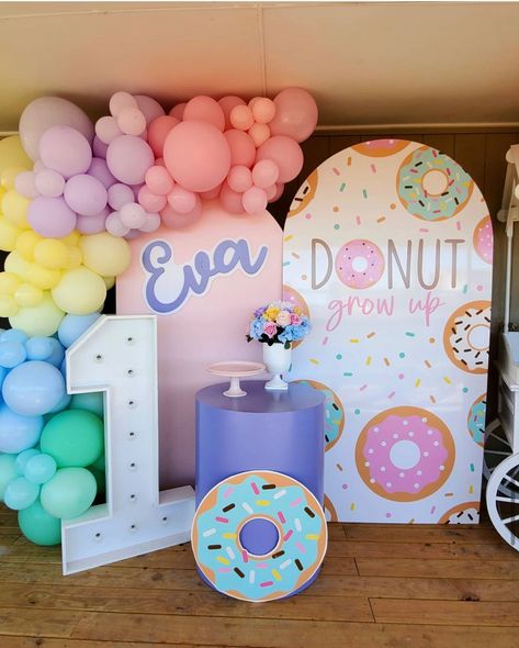 Donut Shop Birthday Party, Candy Theme Balloon Decor, Donuts Birthday Party Ideas, Donut Birthday Party Decorations, Up Birthday Party, Golden Birthday Parties, Candy Theme Birthday Party, Donut Themed Birthday Party, Candy Land Birthday Party