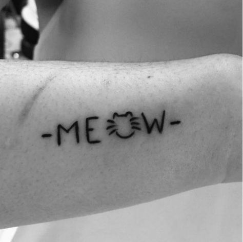 Meow Tattoo, Geometric Cat Tattoo, Cat Silhouette Tattoos, Cat Portrait Tattoos, Cat Tattoo Simple, Finger Tattoo For Women, Circle Tattoo, Silhouette Tattoos, Cat Tattoos