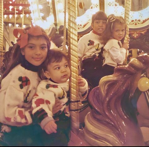 Kardashian Family Photo, Young Kim Kardashian, Kardashians Jenner, Childhood Pictures, Jenner Family, Kardashian Family, Keeping Up With The Kardashians, Kardashian Jenner, Kourtney Kardashian