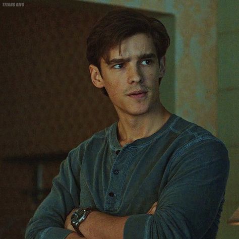 Brendon Thwaites, Glass City, Titans Tv Series, Brenton Thwaites, Finnick Odair, Ben Barnes, Gif Hunt, Young Justice, Bat Family