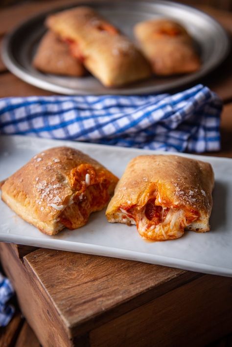 Pizza Pocket Recipe, Copycat Hot Pockets, Pizza Pockets Homemade, Pizza Pocket, Calzone Recipe Ricotta, Pizza Buns Recipe, Pizza Pockets Recipe, Homemade Pizza Pockets, Pizza Pops