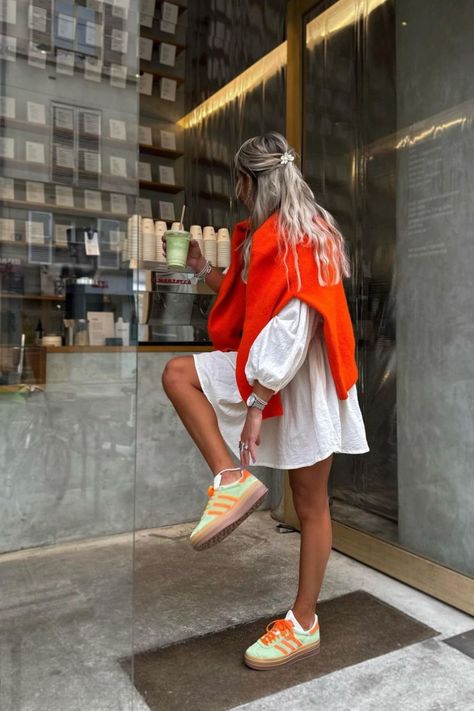 Colorful Sneakers Outfit, Adidas Gazelle Outfit, Looks Adidas, Airport Outfits, Look Adidas, City Outfits, Mode Casual, A Celebrity, Brunch Outfit