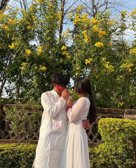 Matching Kurta For Couple, Holi Aesthetic Couple, Indian Couple Holi Aesthetic, Holi Couple Pic, Navya Core, Holi Couple, Indian Couple Aesthetic, Teenage Couples, Holi Photo