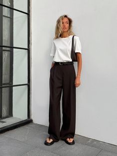 Black Work Pants Outfit Summer, Boho Buissnes Casual Outfits Woman, Black Effortless Pants Outfit, Dark Feminine Summer Outfits, Casual Outfits Cargo Pants, Cargo Pants Fall Outfit, Studio Outfits, Pants Fall Outfit, Minimal Fashion Summer