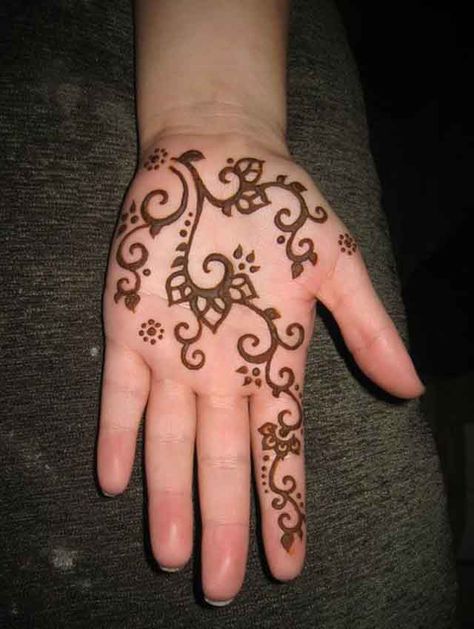 50 Beautiful Mehndi Designs and Patterns to Try! - Random Talks Henna Palm, Palm Henna Designs, Palm Henna, Cute Henna, Henna Designs For Kids, Tato Henna, Henna Ideas, Henna Tattoo Designs Hand, Simple Henna Tattoo