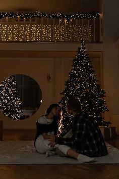 Couples Photo Christmas Tree, Christmas Aesthetic Photos Couple, Photoshoot Christmas Couple, Christmas Photoshoot For Couples, Christmas With Boyfriend Goals, Couples Xmas Photoshoot, Christmas Tree Couple Pictures, Couples Christmas Aesthetic, Couples Christmas Pictures