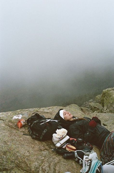 Hiking Pics, Top Of A Mountain, Camping Photography, Camping Aesthetic, Summer Hiking Outfit, Hiking Aesthetic, Camping Outfits, Hiking Outfit, Outdoor Life