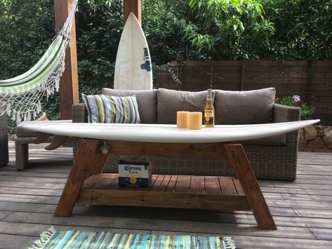 Surfboard Coffee Table Diy, Surfboard Bar Table, Diy Surfboard Table, Surfboard Furniture Ideas, Skimboard Table, Surfboard Desk, Surfboard Bench, Surfboard Furniture, Surfboard Bar