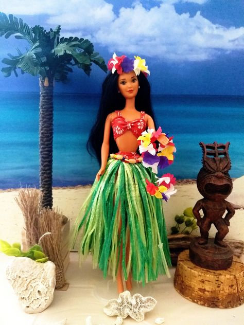 Miko Barbie, Hawaiian Barbie, Barbie Beach, Tiki Statues, Grass Skirt, Barbie Diorama, Doll Barbie, Barbie Style, National Costume