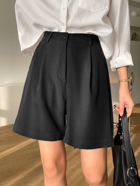 Grey Shorts Women, Grey Bermuda Shorts Outfit, Outfits Con Short Gris, Outfit Short Noir, Dark Grey Shorts Outfit, Basil Cosplay, Pleated Shorts Outfit, Grey Shorts Outfit, Bermuda Shorts Outfit