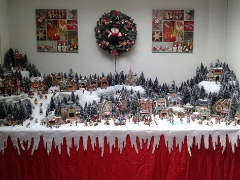 Diy Christmas Village Platform, Holiday Village Display, Lego Christmas Village, Christmas Tree Village Display, Diy Christmas Village Displays, Village Miniature, Christmas Tree Village, Museum Display, Christmas Village Sets