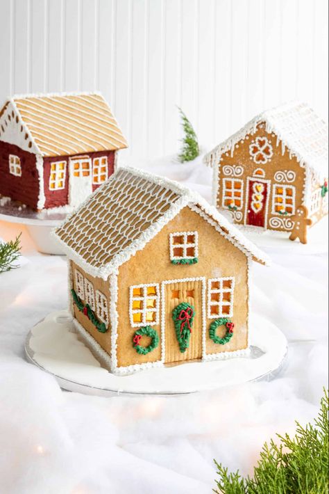 Gingerbread House Icing, Easy Gingerbread House, Homemade Gingerbread House, Gingerbread House Recipe, Cool Gingerbread Houses, Gingerbread House Template, Gingerbread Dough, Coloured Icing, Cookie House