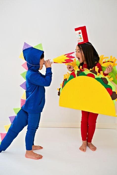 DIY Dragon and Taco Halloween Costumes for Kids inspired by the picture book Dragons Love Tacos. Get the DIY to make these easy no-sew costumes for kids. Halloween Costumes For Brothers, Taco Halloween Costume, Adult Costumes Diy, Taco Costume, Handmade Halloween Costumes, Dragons Love Tacos, Taco Taco, Book Character Costumes, Baby Kostüm