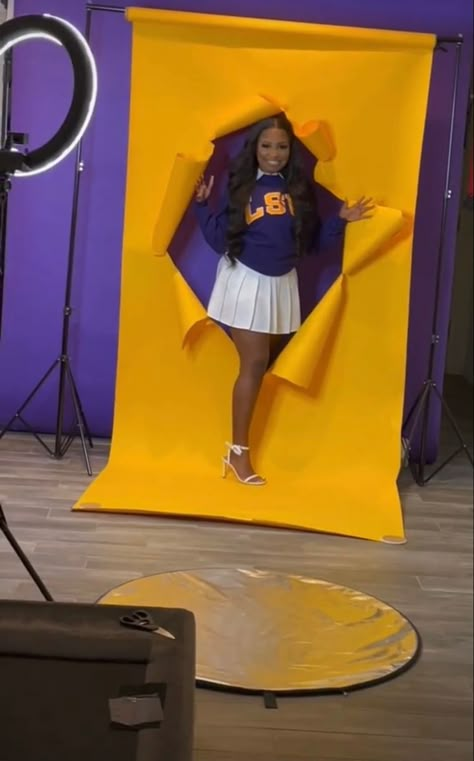 Bratz Graduation Photoshoot, Decision Day Photoshoot Ideas, College Decision Day Photoshoot, Southern University Graduation Pictures, Senior Picture Theme Ideas, High School Grad Photoshoot, Senior Photoshoot Ideas Black People, Graduation Photo Backdrop Ideas, College Reveal Photoshoot