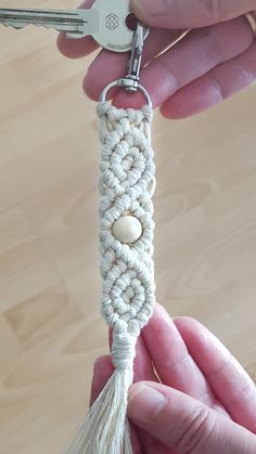 Macrame Bead Keychain Diy, Beginner Macrame Keychain Diy, Gold Hoop Macrame Diy, Macrame Key Chain Tutorials, Makrame Keychain Diy, How To Macrame Keychain, Macrame Keychain Tutorial Step By Step, Quick Free Crochet Patterns, Macrame Keychain Diy Easy