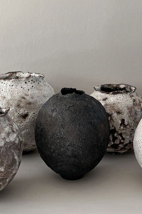 Wabi Sabi Inspiration, Stone Tables, Wabi Sabi Ceramics, Wabi Sabi Decor, Olive Jar, Sculptures Céramiques, Rustic Pottery, Clay Vase, Black Clay