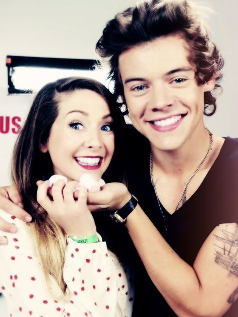 Zoella and Harry cute as a button every single one of you 😁😁😁😁😁😁😁😁😁😁😁😁😁😁😁😂😂😂😂😂😂😂😂😂😂 Zoe Sugg, British Youtubers, Harry Styles Imagines, Tyler Oakley, Zoella, Frat Boy, One Direction Videos, Harry Edward Styles, Today Show