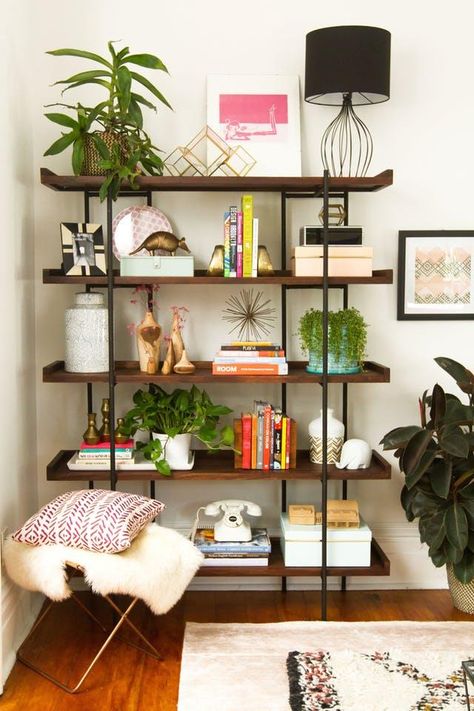 6 Bookshelf Styles that are Great for Trinkets Small Victorian Living Room, Design Seed, Victorian Living Room, Small Apartment Living Room, Bookshelf Styling, 아파트 인테리어, Small Apartment Living, Cool Ideas, Room Decorations