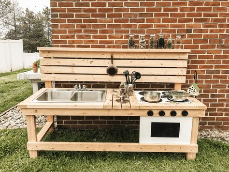 Kitchen Ideas Simple, Mud Kitchen Ideas, Outdoor Play Kitchen, Gift Shop Interiors, Mud Kitchen For Kids, Mud Kitchens, Backyard Kids, Kids Backyard, Backyard Kids Play Area