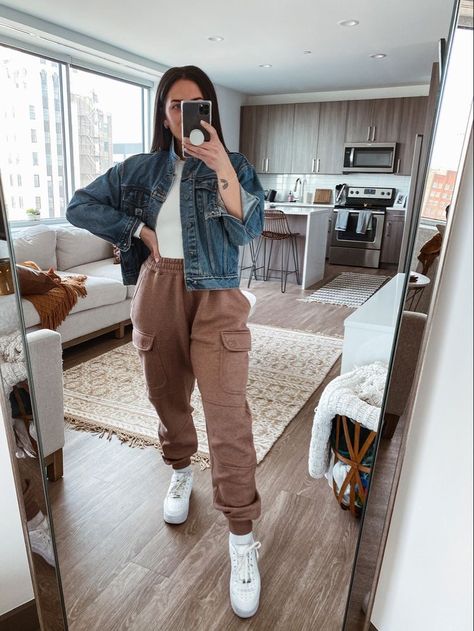 Khaki Joggers Outfit Women, Fall Fashion Trends Casual, Joggers Outfit Women, Jean Jacket Outfit, Jogger Outfit, Oversized Joggers, Fall Runway, Jean Jacket Outfits, Outfit Autumn