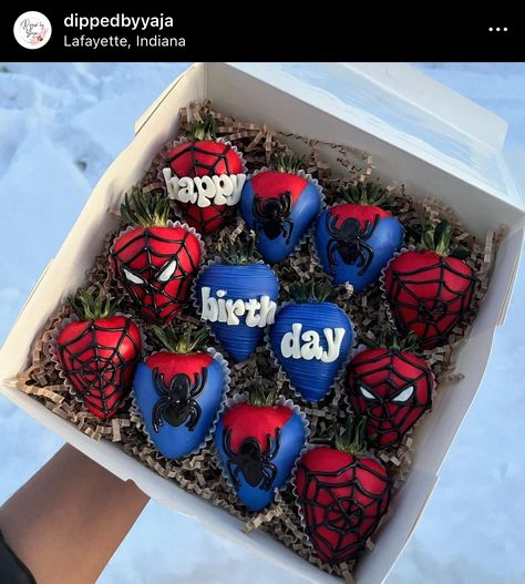 Birthday Chocolate Covered Strawberries For Him, Chocolate Strawberries Bouquet, Chocolate Spiders, Chocolate Covered Desserts, Cartoon Birthday Cake, Spiderman Birthday Cake, Strawberry Gifts, Spiderman Birthday Party, Chocolate Covered Treats