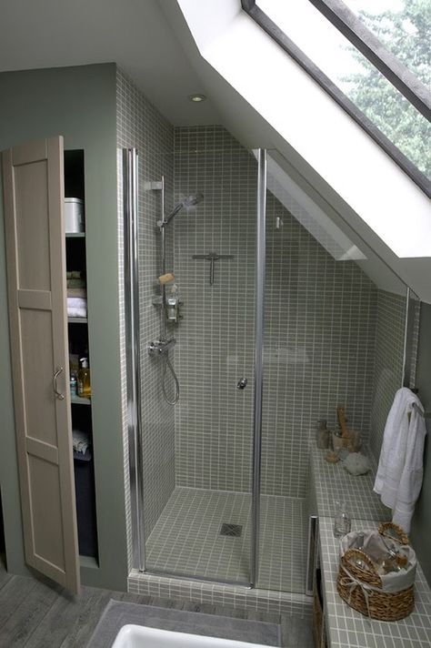 Sloped Ceiling Bathroom, Attic Bathroom Ideas, Small Attic Bathroom, Attic Renovation Ideas, Loft Bathroom, Small Attic, Attic Bathroom, Bad Inspiration, Attic Renovation