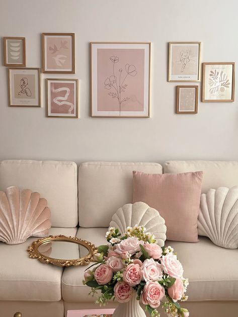 Pink Girly Living Room, Soft Pink Apartment Aesthetic, Girly Home Aesthetic, Girly House Aesthetic, Soft Girl Room Aesthetic, Apartment Coquette, Coquette Living Room, Coquette Apartment