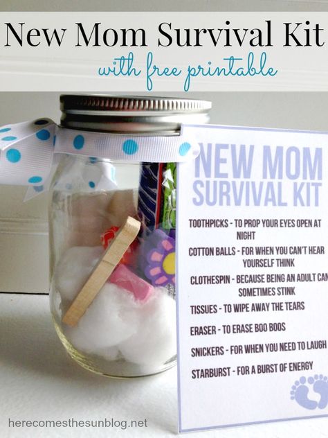 Create a cute and easy New Mom Survival Kit in a mason jar. Includes free printable. Mom Survival Kit Gift, Mommy Survival Kit, New Mom Survival Kit, Mom Survival Kit, Survival Kit Gifts, Babyshower Party, Diy Gifts For Mom, Survival Supplies, Diy Gifts For Friends