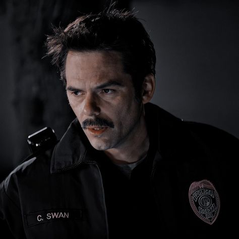 Charlie Swan Aesthetic, Billy Burke Actor, Twilight Shifting, Swan Aesthetic, Twilight Dr, Twilight Vibes, Charlie Swan, Billy Burke, Swan Love