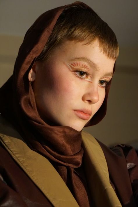 Dune Inspired Outfit Aesthetic, Dune Hairstyle, Dune Makeup Look, Dune Inspired Makeup, Desert Makeup Looks, Dune Style Outfit, Dune Inspired Fashion, Dune Outfit Inspiration, Dune Outfit Aesthetic