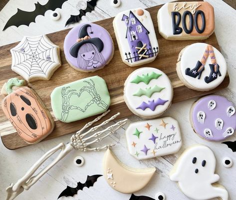 Pastel Halloween Cookies, Witch Cookies Decorated, Decorated Halloween Cookies, Halloween Decorated Cookies, Galletas Halloween, Halloween Sugar Cookies Decorated, Witch Cookie, Cookies Decoration, Designer Cookies