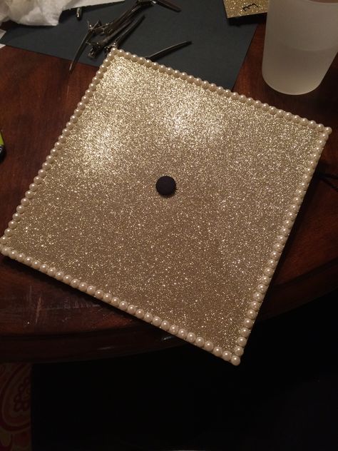 Graduation cap. Gold glitter pearls simple Pearl Cap Graduation, Gold Grad Cap Ideas, Graduation Cap Designs Glitter, Pearl Graduation Cap Ideas, Gold Graduation Cap Designs, Pearls Graduation Cap, Graduation Cap Simple, Glitter Grad Cap, Simple Grad Cap Designs