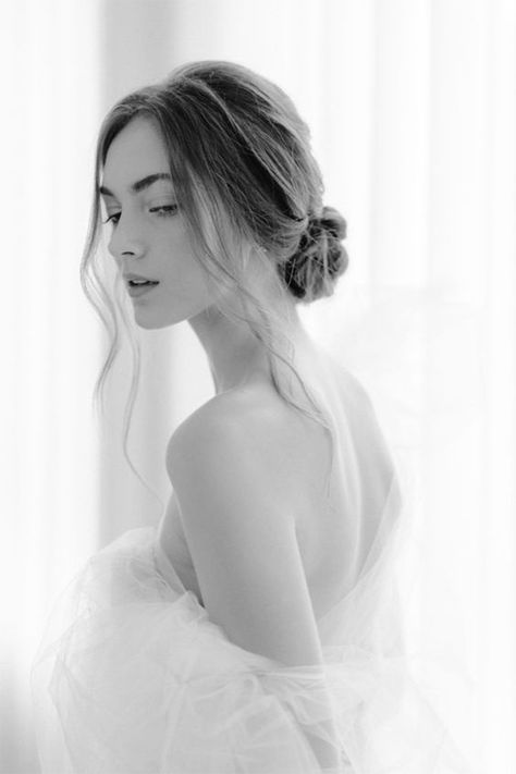 Bridal Shoot Ideas, Studio Bridal Portraits, Bridal Portrait Ideas, Photo Glamour, Pose Portrait, Classic Wedding Hair, Bridal Editorial, Contemporary Bridal, Photographie Portrait Inspiration