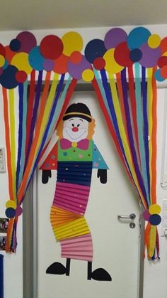 Clown Crafts, Carnival Crafts, Circus Crafts, Carnival Decorations, Arts And Crafts For Teens, Arts And Crafts Furniture, Art And Craft Videos, Classroom Door, Paper Towel Roll Crafts