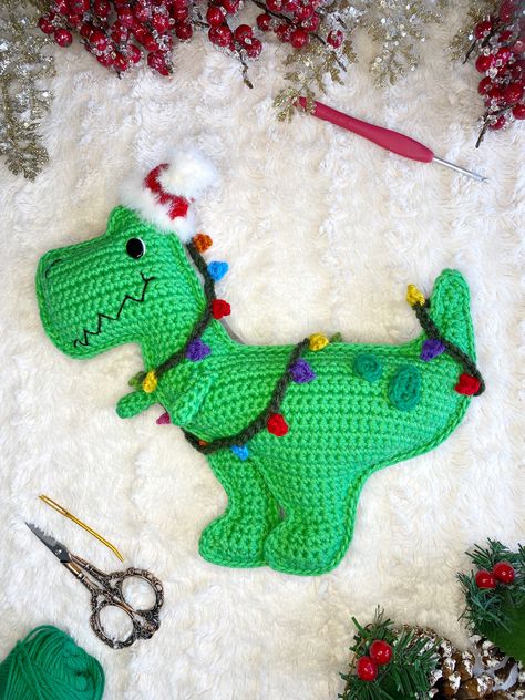 Crochet Ornament Patterns, Crochet Dinosaur, Red Yarn, Yarn Tail, Pink Yarn, Tyrannosaurus Rex, Amigurumi Free, Thread Crochet, Crochet Techniques