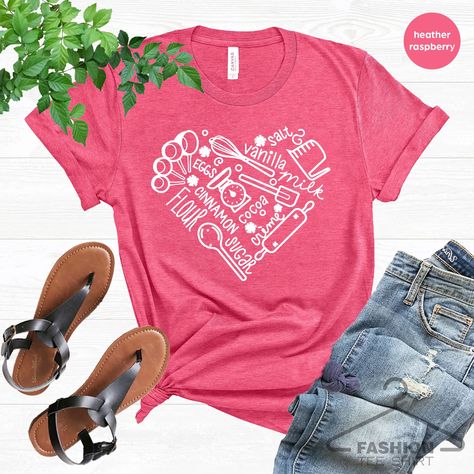 Baking Shirts Design, Baking Tshirt, Foodie Quotes, Htv Ideas, Cupcake Shirt, Baker Shirts, Heart Tshirt, Tee Shirt Fashion, Cute Baking