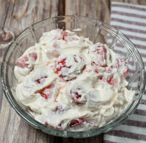 Keto Strawberry Cheesecake Salad - Splash of Keto Keto Berry Cheesecake, Berry Cheesecake Salad, Keto Strawberry Cheesecake, Strawberry Cheesecake Salad, Cheesecake Fruit Salad, Cheesecake Salad, Strawberry Fluff, Meal Plan Keto, Strawberry Pretzel Salad