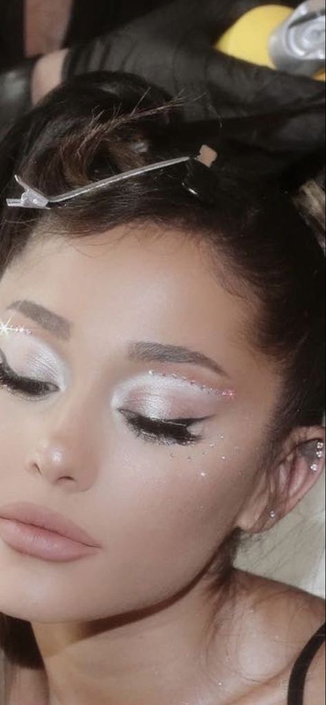 Ariana Grande Makeup 2022, Ariana Grande Eyeshadow Looks, Natural Angelic Makeup, Pink Angel Makeup, Light Princess Makeup, Unique Wedding Makeup Looks, Pink Jewel Makeup, Ballerina Core Makeup, Jem Makeup Looks